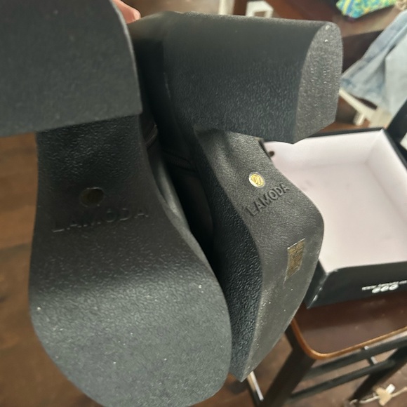 Chic Black Platform Heeled Boots - Picture 3 of 4